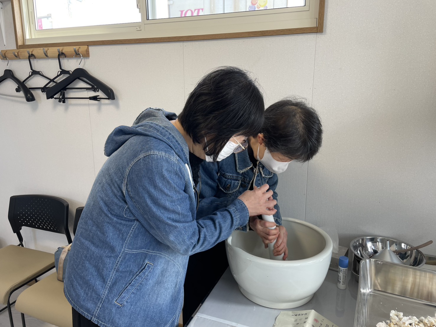 ご家族が立ち会いながら乳鉢で粉骨する様子